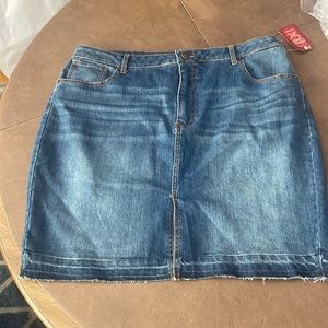 NWT Faded Glory Women's Denim Skirt. Very Flattering Length. Casual & Fun!